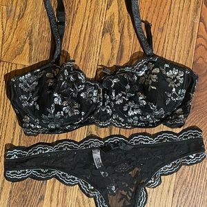 Victoria’s Secret Bra 32dd Panties M. Excellent cond. Black Silver Underwire